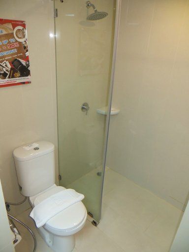 Tune Hotel, Hat Yai, Thailand, Zimmer 602 Badezimmer mit WC und Regenschauerdusche