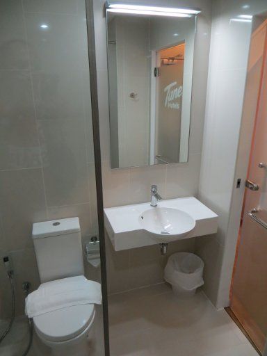 Tune Hotel, Patong, Phuket, Thailand, Zimmer 723 Badezimmer mit Waschbecken und WC