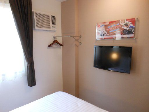 Tune Hotel, Pattaya, Thailand, Zimmer 219 mit Fenster, Klimaanlage, Kleiderbügel und Flachbildfernseher