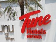 Tune Hotels, Pattaya, Thailand, Schild am Eingang