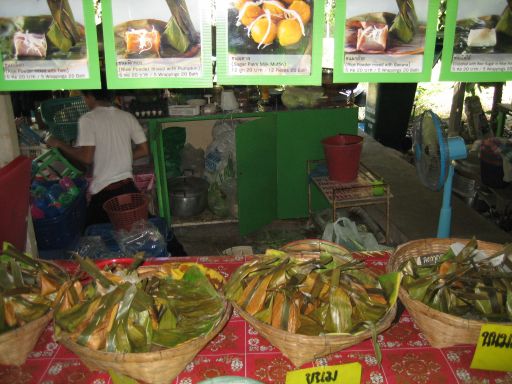 Bang Nam Phung Phra Pradaeng Samut Prakan, Bangkok, Thailand, Reis mit diversen Früchten eingewickelt in Blättern