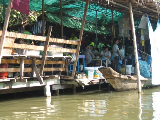 Bang Nam Phung Phra Pradaeng Samut Prakan, Bangkok, Thailand, Blick vom Boot auf den Markt