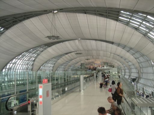 Suvarnabhumi BKK, Bangkok, Thailand, Weg zum Flugsteig mit Laufbändern