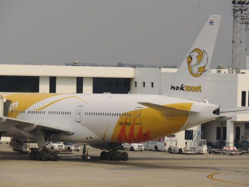 Don Mueang DMK, Bangkok, Thailand, NokScoot Boeing 777–200 am Terminal 1