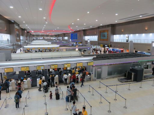 Flughafen Don Mueang Terminal 2, Bangkok, Thailand, Abfertigung mit Check In Schaltern für Gepäckaufgabe