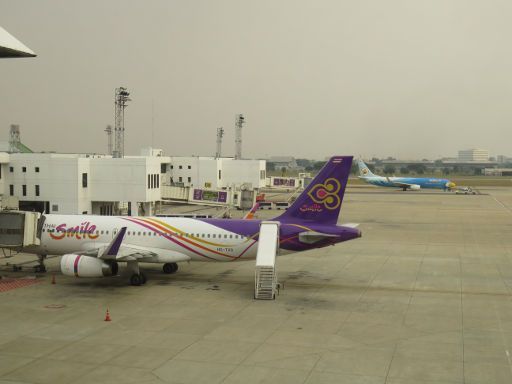 Flughafen Don Mueang Terminal 2, Bangkok, Thailand, Thai Smile am Flugsteig