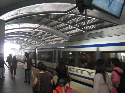 Airport Rail Link, Bangkok Thailand, Zug in der Station Ratchaprarop