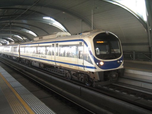 Airport Rail Link, Bangkok Thailand, Zug in der Station Ratchaprarop