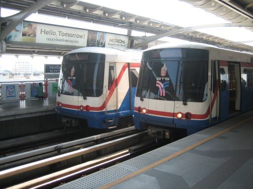 BTS Sky Train, Bangkok, Thailand, zwei Züge an der Mo Chit Station