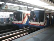 BTS Sky Train, Bangkok, Thailand, zwei Züge an der  Mo Chit Station