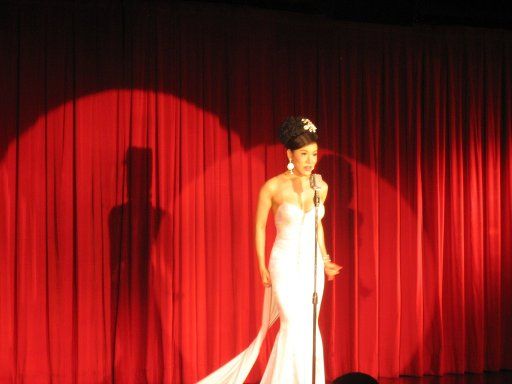 Calypso Cabaret Show, Bangkok, Thailand, Sängerin im weißen Kostüm