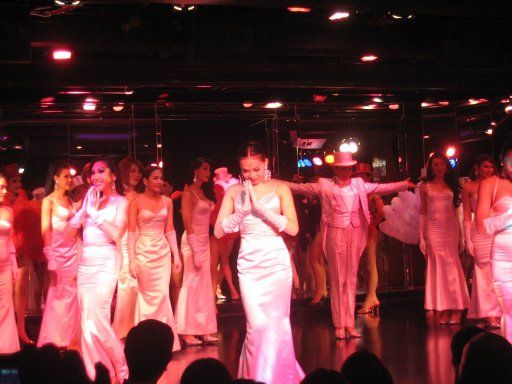 Calypso Cabaret Show, Bangkok, Thailand, Finale in weiß