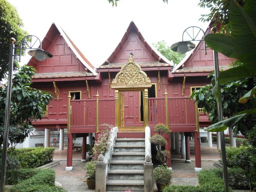 Bangkok, Thailand, Chao Phraya Express Boat, Holzhaus auf dem Wat Rakhang Khositaram Woramahawiharn Gelände
