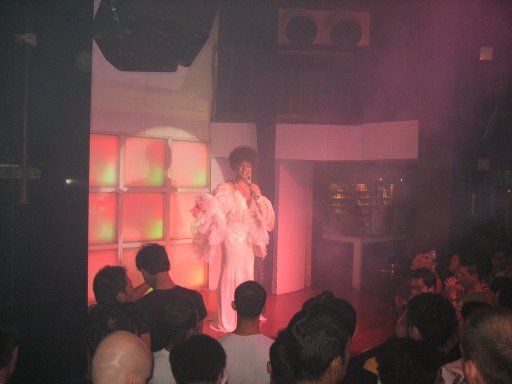 DJ Station Travestie Show, Bangkok, Thailand, Soul Diva im weißen Kleid