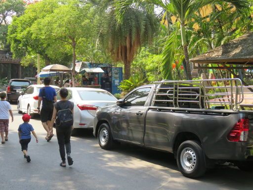 Bangkok Thailand, Dusit Zoo, parkenden Privatfahrzeuge auf dem Gelände