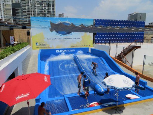 Bangkok, Thailand, Flow House™, Flowrider® mit zwei Bahnen