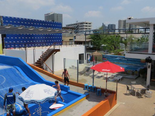 Bangkok, Thailand, Flow House™, Schwimmbecken mit Liegestühlen