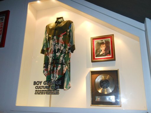 Bangkok, Thailand, Hard Rock Café®, Kimono und goldene Schallplatte von Boy George Culture Club