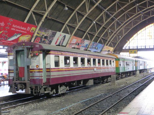 Hauptbahnhof Hua Lamphong, Bangkok, Thailand, Zug im Hauptbahnhof