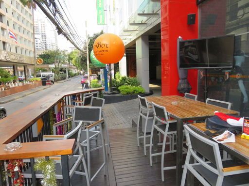 Hooters™, Bangkok, Thailand, Terrasse mit Blick auf die Straße