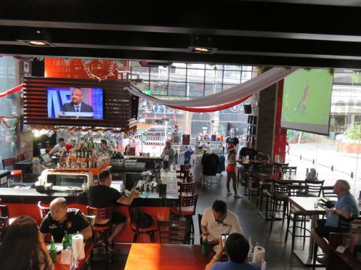 Hooters™, Bangkok, Thailand, Bar mit Fernseher