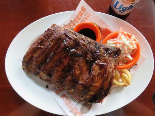 Hooters™, Bangkok, Thailand, Singha Light Beer und BBQ Rib Platter