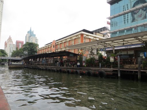 Khlong Saen Seap Express Boot Service, Bangkok Thailand, zwei Stege am Pratunam Center Pier