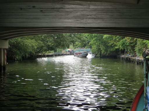 Khlong Saen Seap Express Boot Service, Bangkok Thailand, Fahrt unterhalb einer Brücke