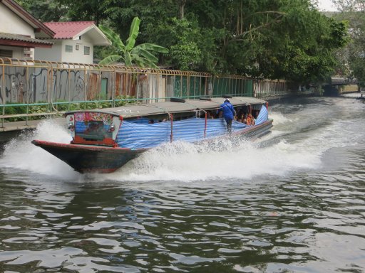 Khlong Saen Seap Express Boot Service, Bangkok Thailand, Boot in voller Fahrt