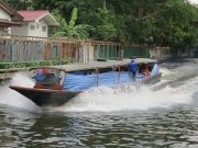 Khlong Saen Seap Express Boot Service, Bangkok Thailand, Boot in voller Fahrt