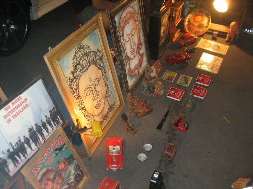 Bangkok, Thailand, Lat Phrao Nachtmarkt, Gemälde und altes Spielzeug