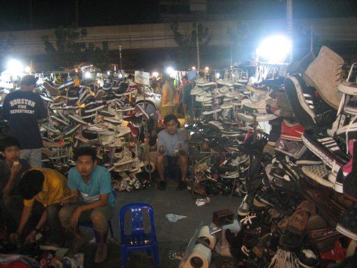 Bangkok, Thailand, Lat Phrao Nachtmarkt, Schuhe und Stiefel