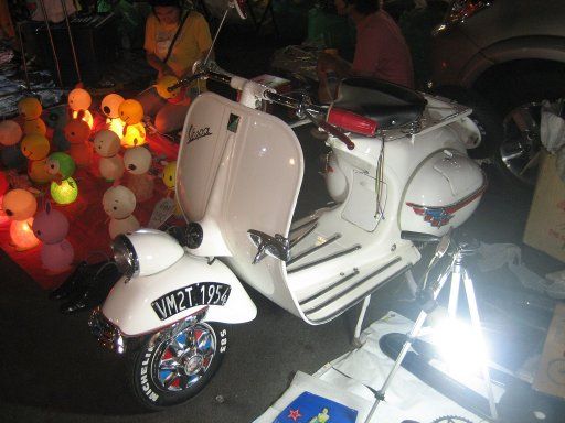 Bangkok, Thailand, Lat Phrao Nachtmarkt, Vespa® Roller Oldtimer