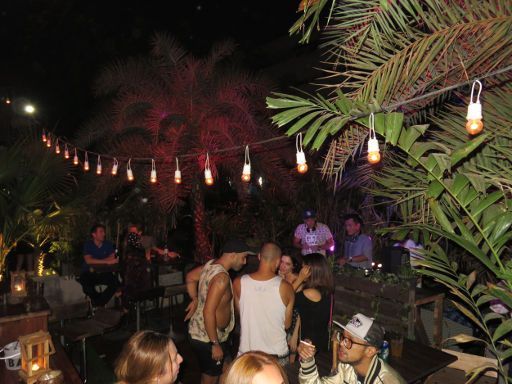 Live RCA, Bangkok, Thailand, Terrasse und Außenbereich mit DJ, Bar und Sitzgelegenheiten