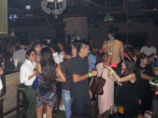 Maggie Choo’s Dirty Disney Party mit Pangina Heals, Bangkok, Thailand, Bar und Sitzgelegenheiten