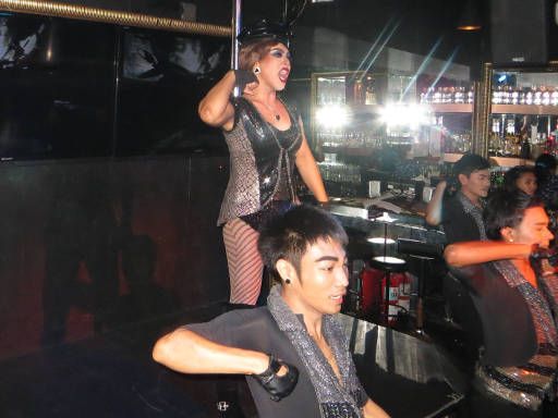 ONO One Night Only Travestie Show, Bangkok, Thailand, letzte Nummer mit Tänzern