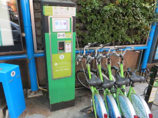 Pun Pun Fahrrad Mietsystem, Bangkok, Thailand, Automat an der Station 50 Materdei (4/4)