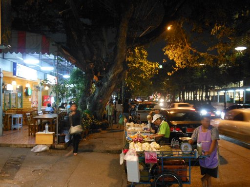 Bangkok, Thailand, Rang Nam Road, Rangnam Road, Restaurant und Verkaufsstände