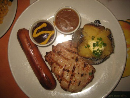 Bangkok, Thailand, Sizzler®, Schweinefleischwurst, Schweinelende, Kartoffel und Salatbar für 309,– Thai Baht