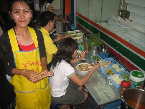Bangkok, Thailand, Straßenrestaurant, Nudelsuppe mit frischen Gemüse für 15,– Thai Baht