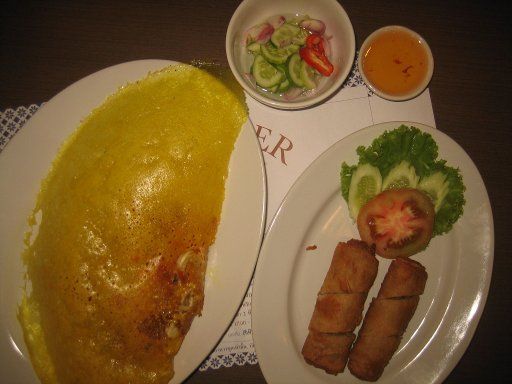 Bangkok, Thailand, See Fah Thai Restaurant, Pfannkuchen mit Kokusnuss und Shrimps und Frühlingsrollen