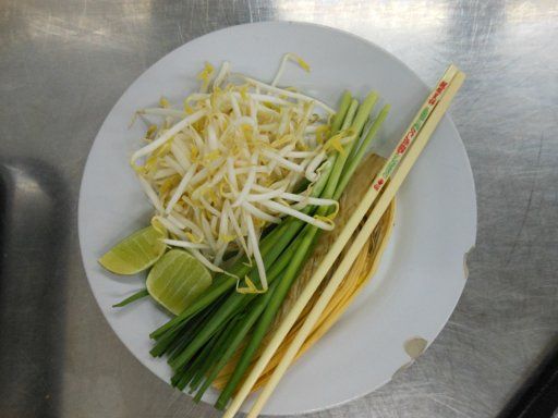 Bangkok, Thailand, Phad Thai Thipsamai, Zubehör mit Sprossen, Zitronengras, Limette, Schnittlauch und Essstäbchen