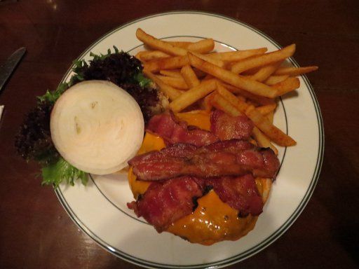Bangkok, Thailand, Henry J. Bean’s Bar and Grill, Cheeseburger mit Bacon für 435,– THB