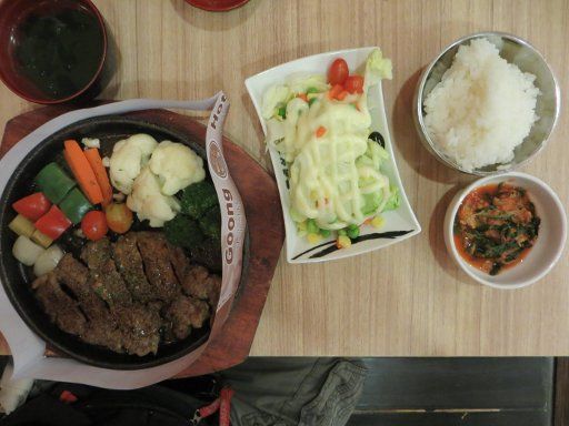 Bangkok, Thailand, Goong Korea Restaurant, Rindfleisch mit Gemüse, Reis und Kimchi für 149,– THB