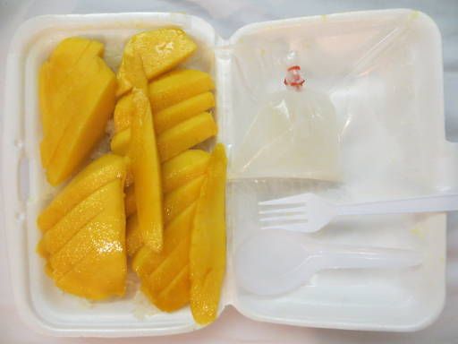 Bangkok, Thailand, Mango und Klebreis mit Kokusnussmilch für 60,– Thai Baht im Dezember 2014