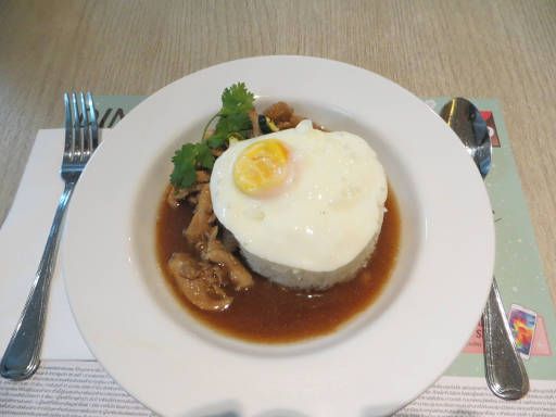 Samitivej Hospital Thonburi, Vorsorgeuntersuchung, Bangkok, Thailand, S&P Restaurant mit Hühnchen, Reis und Spiegelei für 125,– THB