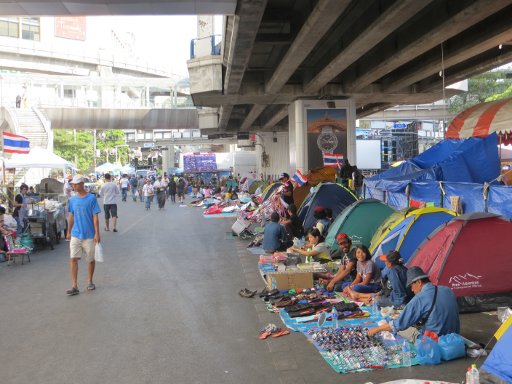 Bangkok, Thailand, Bangkok Shutdown Januar 2014, Straße unterhalb der BTS Skytrain Strecke zum National Stadium