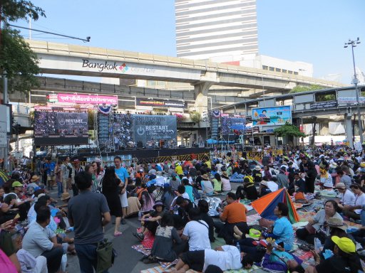 Bangkok, Thailand, Bangkok Shutdown Januar 2014, Bühne auf der Kreuzung, im Hintergrund Siam Discovery Center