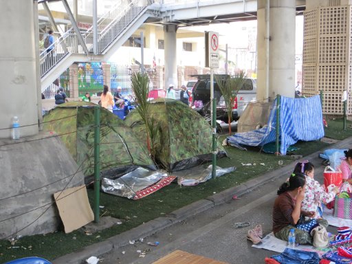Bangkok, Thailand, Bangkok Shutdown Januar 2014, Camping unterhalb der BTS SkyTrain Strecke
