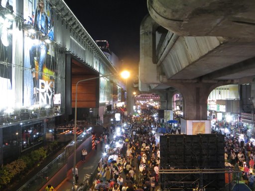 Bangkok, Thailand, Bangkok Shutdown Januar 2014, Straße unterhalb der BTS Skytrain Station Siam, links das Siam Center